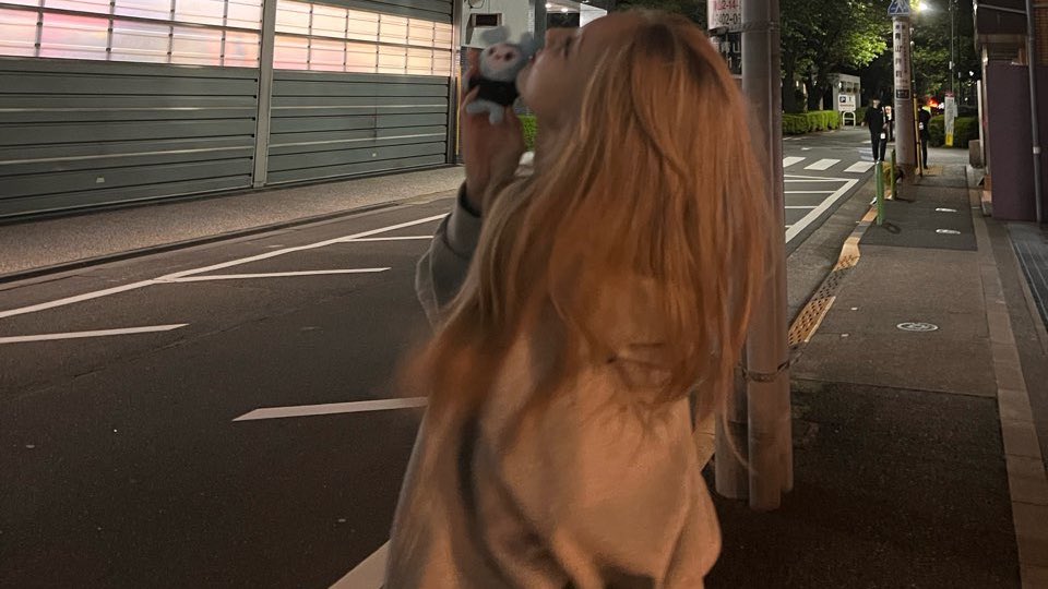 blonde girlfriend nayeon