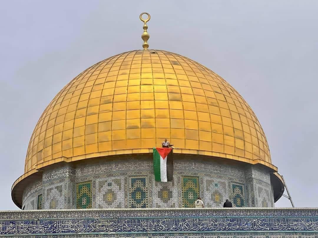 shejae3a's tweet photo. علم فلسطين يرفرف على قبة الصخرة بالمسجد الأقصى اليوم.
🇵🇸🇵🇸 https://t.co/N3uV866olW
