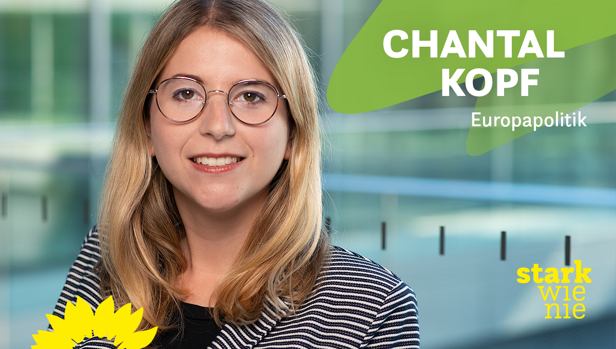 Auf dem Foto ist die Grüne Bundestagsabgeordnete Chantal Kopf zu sehen. Sie trägt einen gestreiften Blazer über einem schwarzen Shirt. In der oberen rechten Ecke steht ihr Name und der Bereich, in dem sie politisch tätig ist: Europapolitik. In der unteren linken Bildecke ist eine stilisierte gelbe Sonnenblume abgebildet und in der rechten unteren Bildecke steht der Slogan: Stark wie nie.