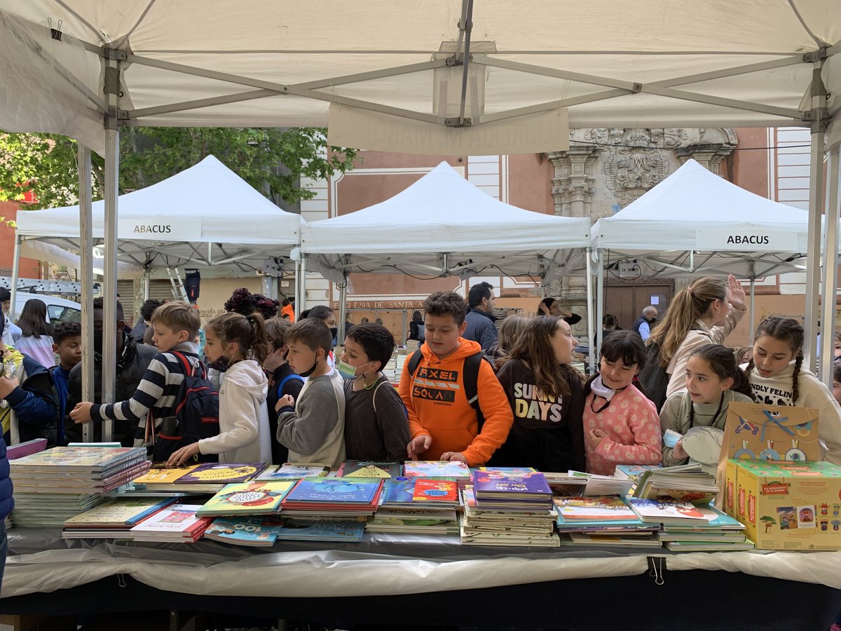 SalesiansMAT's tweet photo. #CicleMitjà 📚 Ens preparem per a l'arribada de Sant Jordi, voltant pels carrers de #Mataró per mirar llibres que ens puguin interessar! https://t.co/7dn4OMcKYC