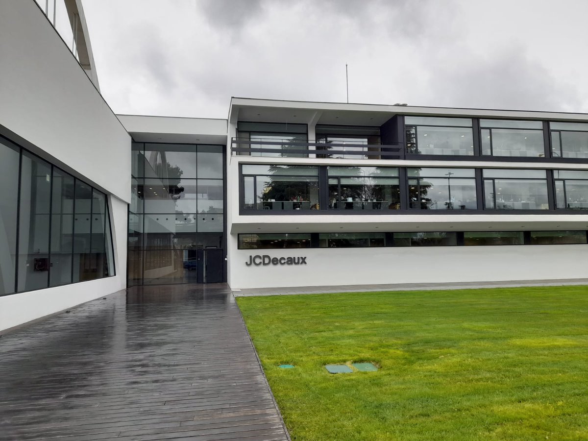 mkdirecto's tweet photo. Terminamos la semana visitando la sede de @JCDecaux_ES para conocer TRACE, el nuevo modelo tecnológico de Carlos Viladevall 💥 https://t.co/iuZ5xPQo94