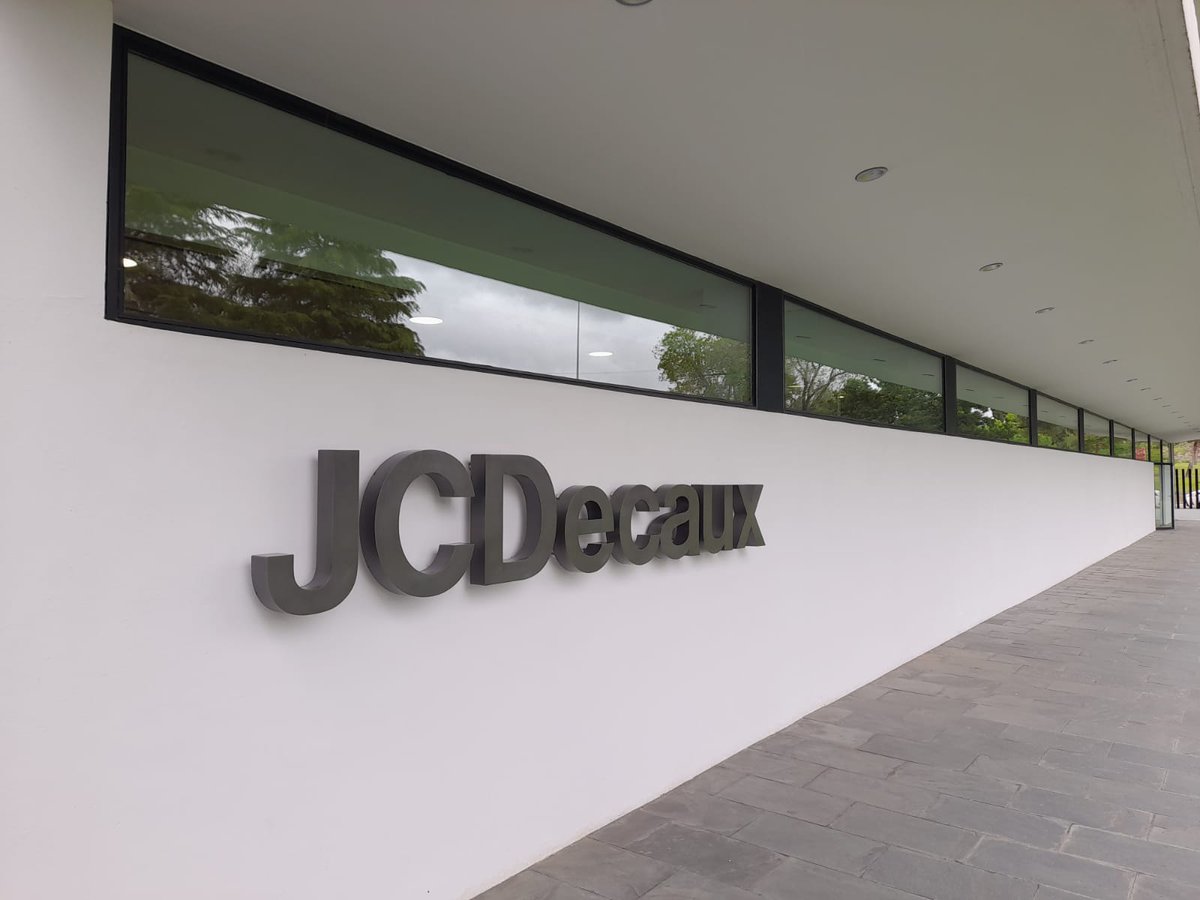 mkdirecto's tweet photo. Terminamos la semana visitando la sede de @JCDecaux_ES para conocer TRACE, el nuevo modelo tecnológico de Carlos Viladevall 💥 https://t.co/iuZ5xPQo94
