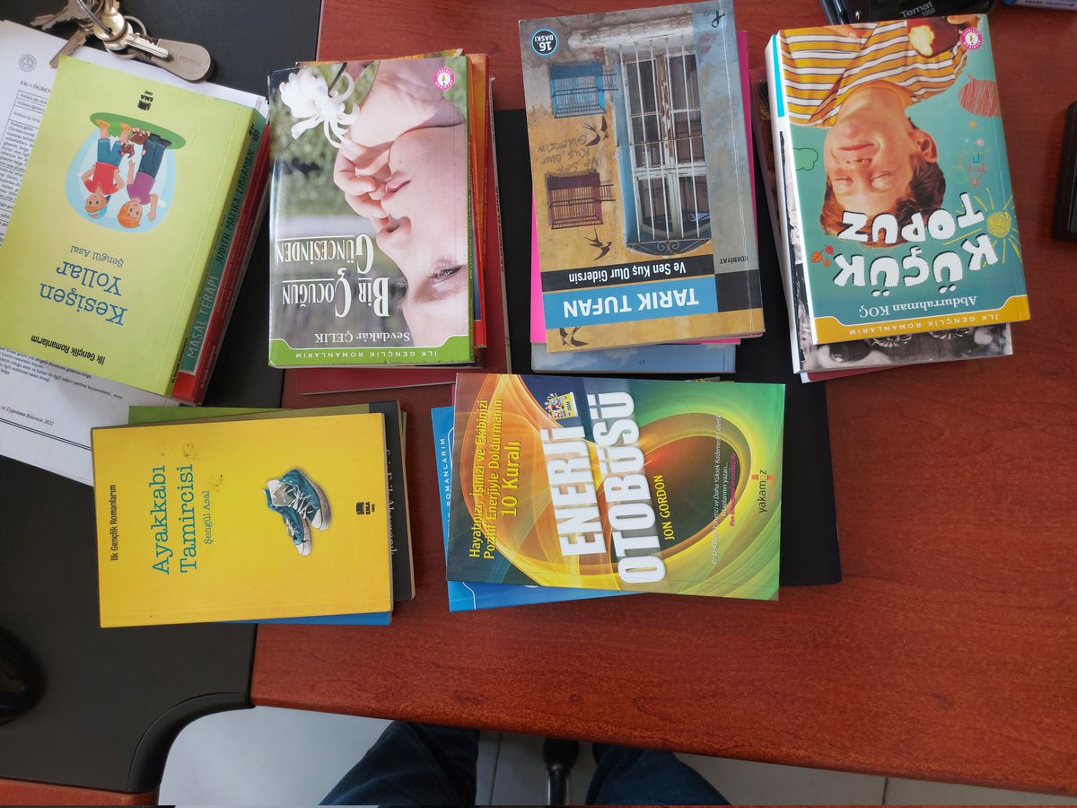 Okulumuz Fen Bilimleri Öğretmeni Muhammed Emin Barut'un girişimleri sonucunda PTT tarafından okulumuz kütüphanesine 40 adet kitap bağışlanmıştır. Emeği geçen öğretmenimize ve PTT ailesine teşekkür ederiz.<a href="/bingolmem/">Bingöl MEM</a> <a href="/gencmem12/">Genç İlçe Milli Eğitim Müdürlüğü</a> <a href="/RahmiGuney/">Rahmi GÜNEY</a> <a href="/dinler_remzi/">Remzi DİNLER</a> <a href="/yusuf_tokus/">Yusuf TOKUŞ</a> <a href="/halukcakan12/">HALUK ÇAKAN</a>