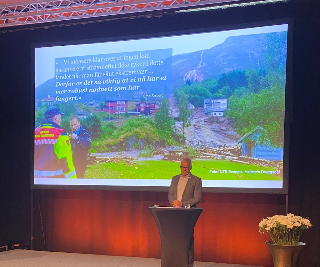 Noednett's tweet photo. Spennende telekonferanse på Fornebu denne uken! @sigheier @dsb_ med innlegg om #Nødnett, ekstremvær og hvordan vi sikrer samhandling. Fulgt opp med samtale om sikkerhet! #insidekonf https://t.co/owFUhJTCK7