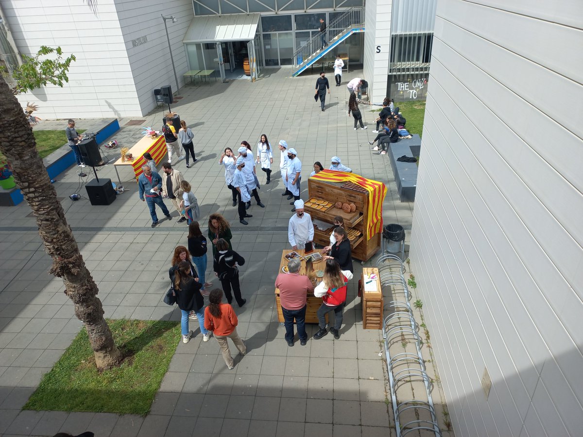 La botiga gastronòmica del Benaprès, fidel a la cita de cada divendres! (a vista d'ocell) #santjordibenapres #santjordi #sitges
