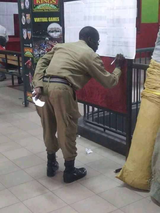 joshuamusaasiz3's tweet photo. Tambuza Post Eno etuuke e Naggulu😛 @AKasingye https://t.co/k4X193xe69