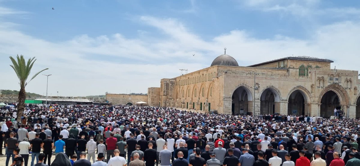 About 150 thousand worshippers showed up to pray at Al Aqsa mosque for the 3d Friday of Ramadan.
Men over 50, children under 12, and women of all ages were allowed by the Israeli authorities to enter Jerusalem without permits.