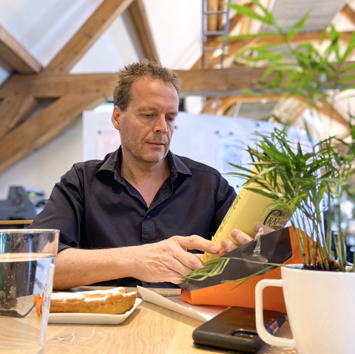 Happy birthday Arjen 🎉🥂

Mr. Chapel is vandaag 5️⃣4️⃣ jaar geworden! Cheers op nog vele jaren 🥃

#westland #naaldwijk #jarig #birthdayboy #birthdayboss #chapel #create #positivity #mastermind #cheers #whiskey #marketing #strategie #brandactivation #communicatie #speax