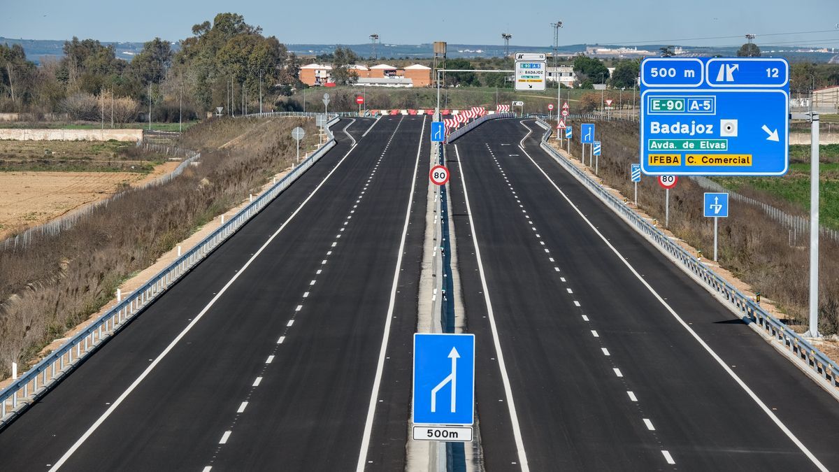 Garcia_Duran_'s tweet photo. ✍🏻 • 𝙀𝙭𝙩𝙧𝙚𝙢𝙖𝙙𝙪𝙧𝙖 𝙫𝙨 𝙀𝙭𝙩𝙧𝙚𝙢𝙖𝙙𝙪𝙧𝙖

La Junta quita 5M€ a los proyectos Ronda Sureste de Cáceres y Ronda Sur de Badajoz. 

Que en España se nos ignore, molesta, pero que el propio gobierno extremeño no priorice nuestras comunicaciones, indigna. https://t.co/09a5wHu01m