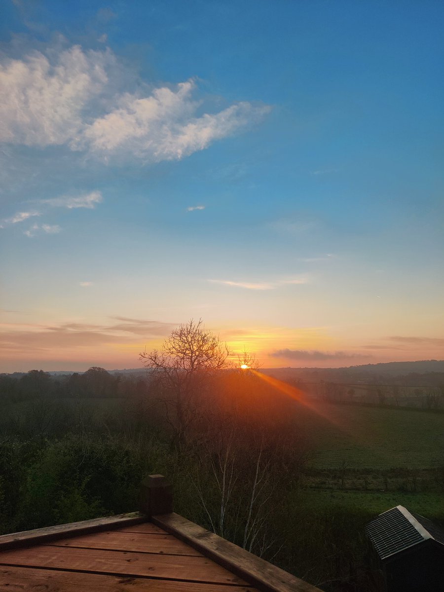 When sunrise is a painting in itself. 🖌️ A magical sunrise in #armagh thanks to <a href="/Airbnb_uk/">Airbnb UK</a>. #discoverni