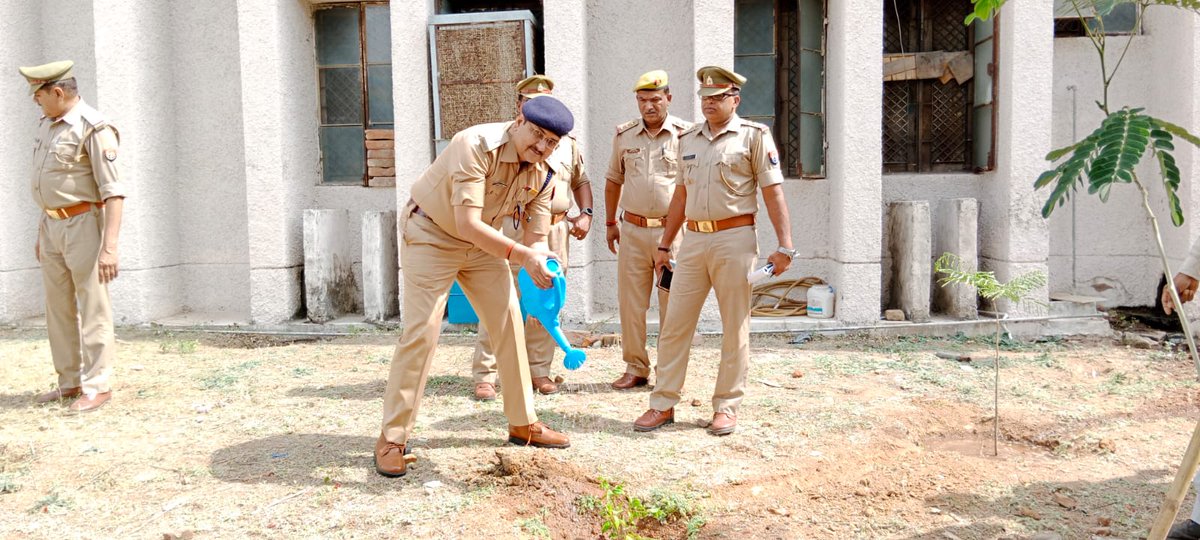 mahobapolice's tweet photo. #SP_MBA सुधा सिंह व #ASP_MBA @RKGautamupcop द्वारा #पृथ्वी_दिवस के अवसर पर पुलिस अधीक्षक कार्यालय, महोबा में वृच्छारोपण कर पृथ्वी को स्वच्छ, सुंदर और प्रदूषण मुक्त रखने के लिए ज़्यादा से ज़्यादा पौधारोपण कर पर्यावरण को हरा-भरा बनाए रखने का संकल्प लिया गया।
#EarthDay #UPPolice https://t.co/aImN8Qix6K