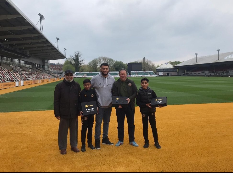 ExilesTogether's tweet photo. Our two young academy exiles players receiving their @NujumSports Ramadan packs from chairman Gavin Foxhall. Big thanks to @ebsrahman &amp; @AnwarU01 for making a difference to the muslim atheles during Ramadan. #RamadanMubarak https://t.co/4URncphDzl