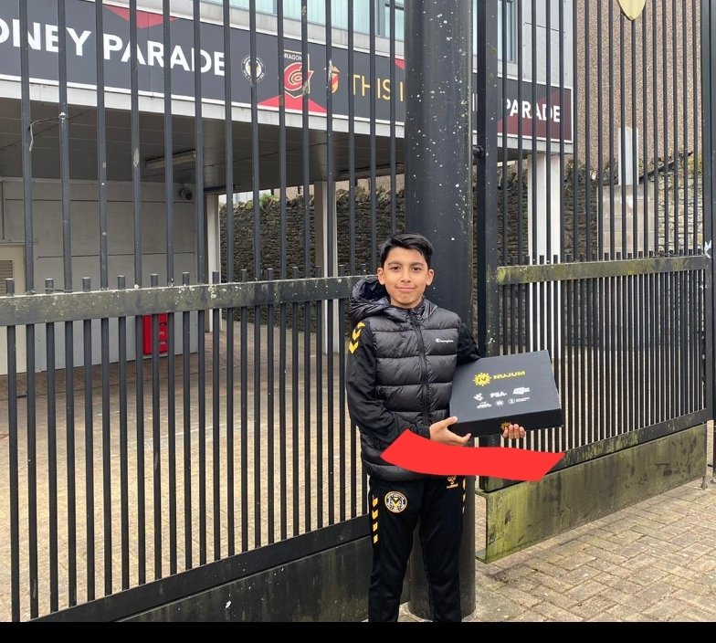 Our two young academy exiles players receiving their <a href="/NujumSports/">Nujum Sports</a> Ramadan packs from chairman Gavin Foxhall. Big thanks to <a href="/ebsrahman/">Ebadur Rahman</a> &amp; <a href="/AnwarU01/">Anwar Uddin MBE</a> for making a difference to the muslim atheles during Ramadan. #RamadanMubarak