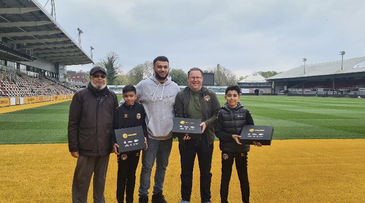 #NCAFC chairman Gavin Foxall recently presented <a href="/ExilesTogether/">Exiles Together</a> with #Ramadan packs to help mark the Muslim festival 🧡

#OneClubOneCounty