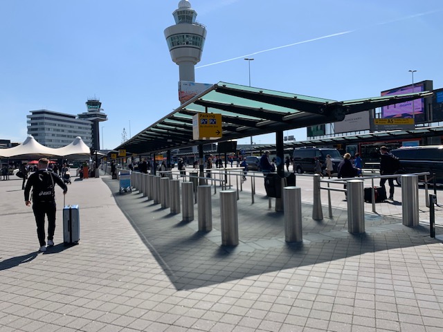 Wat zijn de #parkeerkosten op vliegvelden in Nederland, België en Duitsland? Wij vergeleken de prijzen van de goedkoopste officiële parkeermogelijkheden in het nieuwe Lenterapport 2022 'Parkeren op het vliegveld' Bekijk de resultaten van het onderzoek via vliegveldinfo.nl/parkeren/lente…