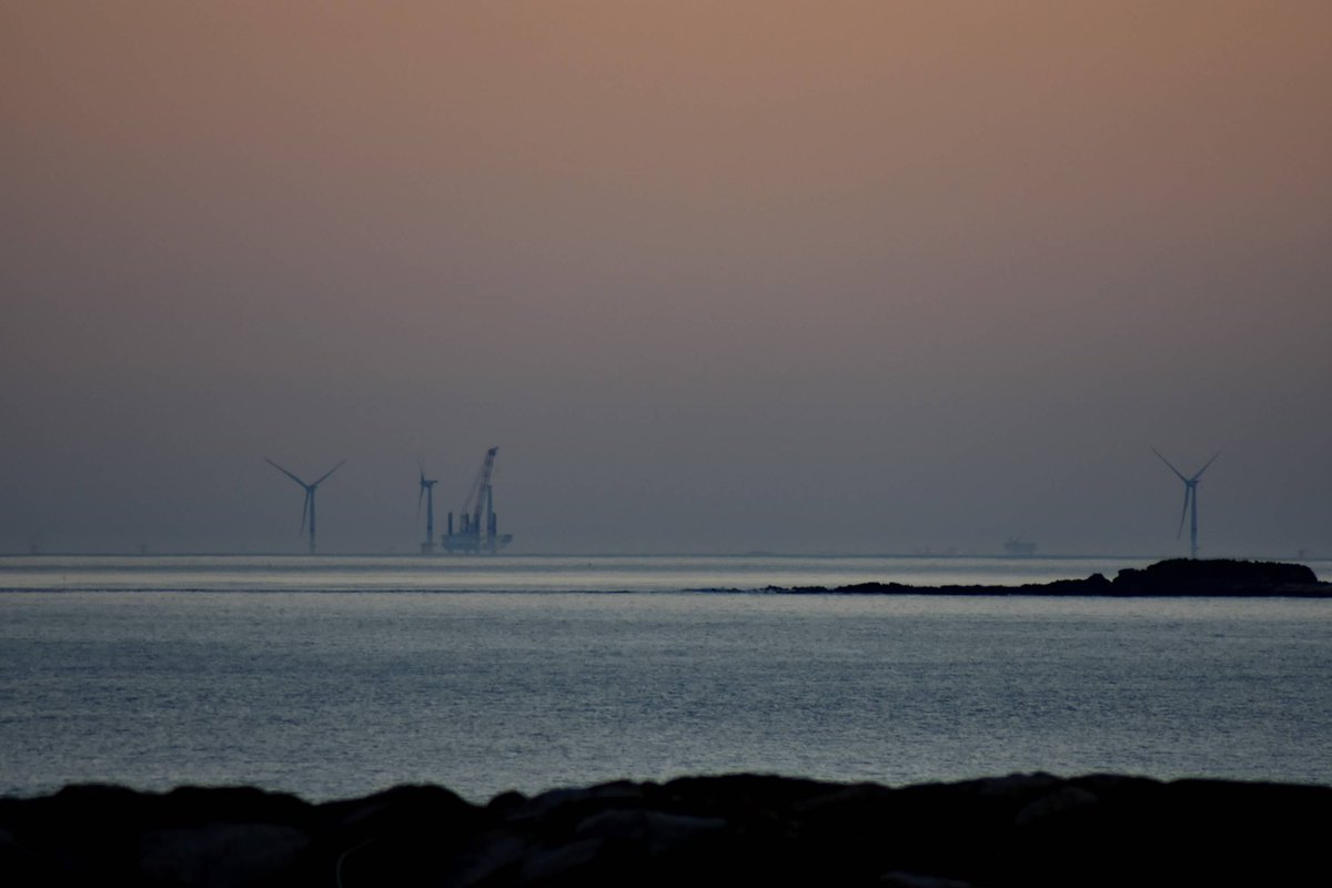 FRANCE 🇲🇫

Les premières éoliennes en mer installées au large de la Loire-Atlantique à plus de 12 km des côtes.
Elles produiront 20% de la consommation électrique du département. 

Photos : <a href="/stormaxou/">Maxime Huguet⚡</a>