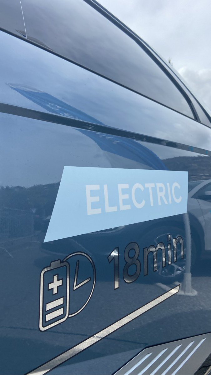 VilleBriancon's tweet photo. #SALONDELAUTO
➡️Inauguration du salon de l’auto, organisé par le Lions Club. 
L’occasion pour la @VilleBriancon d’annoncer les futurs aménagements pour l’« hybrid » et le 100% électrique puisque 9 bornes de recharge vont être installées sur la commune.
#BriançonAvance #Mobilité https://t.co/hcTV8KMrFw