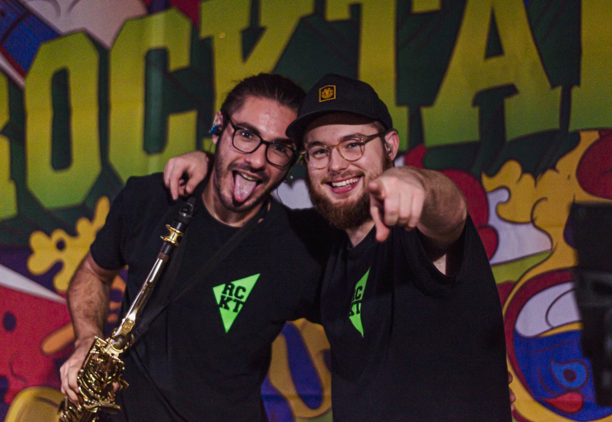 Rocktambuls's tweet photo. 🌹🌹🌹🐉 Família, passeu un bon cap de setmana i una bona diada de Sant Jordi!!!

Us deixem aquesta foto del Raúl i el Dani abans d'un concert 💥 https://t.co/DwYmkipzYL
