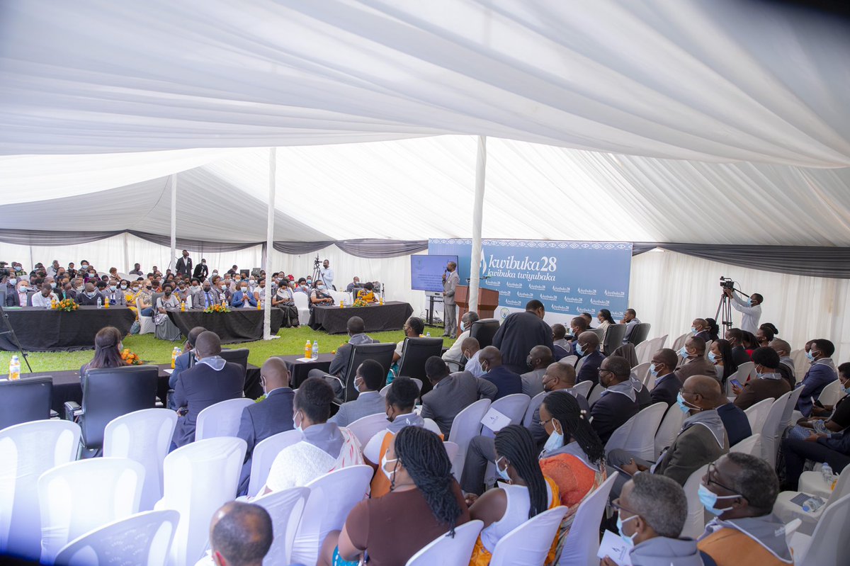 RwandaAgri's tweet photo. Ubu Minisiteri y’Ubuhinzi n’Ubworozi (MINAGRI) iri mu gikorwa cyo kwibuka ku nshuro ya 28 abari abakozi bayo, ab'ibigo, ndetse n'imishinga byari biyishamikiyeho bazize Jenoside yakorewe abatutsi  mu 1994. 
#Kwibuka28 
Wakurikira iki gikorwa hano: https://t.co/d0U8hmYmdC https://t.co/ZOkJXuXwq5