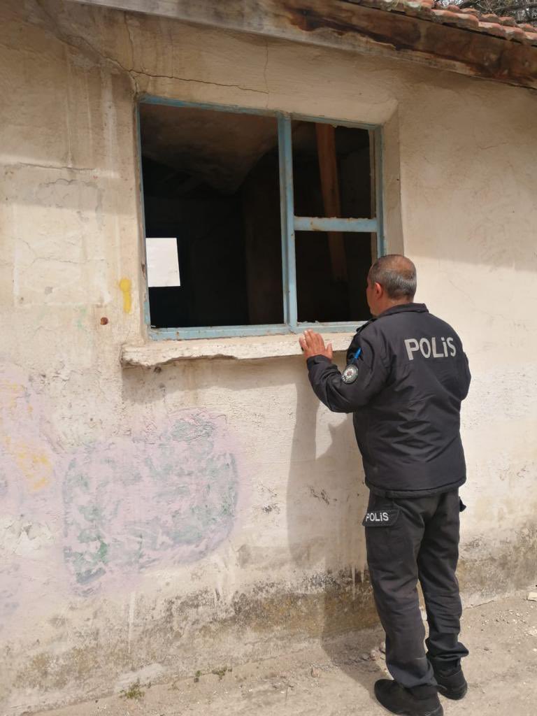 Bağımlılıkla Mücadele Çalıştayı kapsamında alınan kararlar uygulanmaya devam ediyor. Emniyet ve Jandarma ekiplerimiz tütün ve alkol, karanlık park ve bahçeler ile metruk binalara yönelik denetimlerini sürdürüyor.