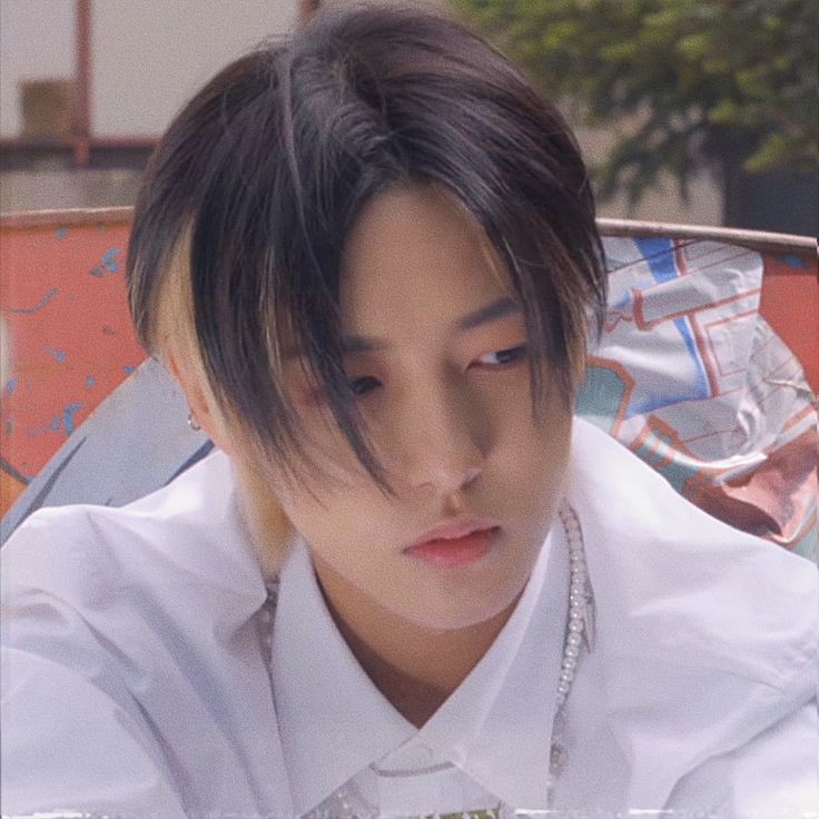 arasolasido's tweet photo. huang renjun prompt au https://t.co/5GkqAOF0if