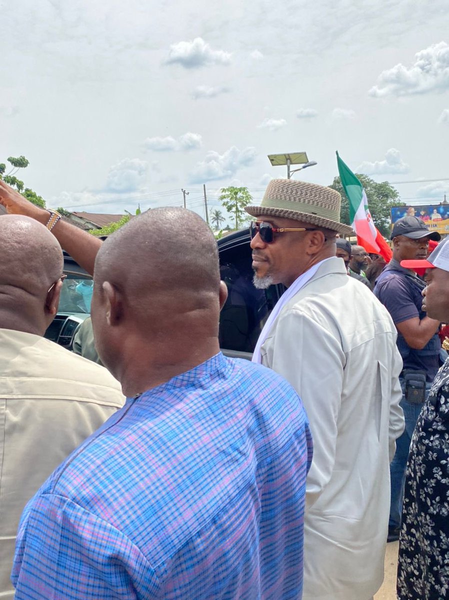 HeachoOnyesoh's tweet photo. Just In!

The Grand Entrance of The PDP Rivers East Senatorial District Chief Hon Allwell Onyesoh Jp to Omuma LGA ably Flanked by The PDP Etche/Omuma Federal House of Reps Hopeful Hon Kelechi Nwogu.

#A4s #Allwellonyesoh #politics https://t.co/IkGq3chpaG
