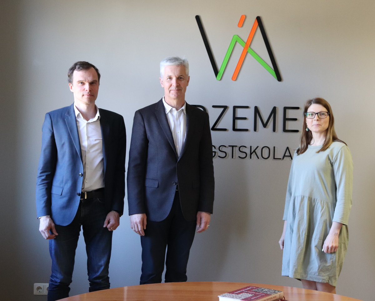 We were very honored to welcome the Latvian Defence Minister Artis Pabriks who was visiting <a href="/ViA_eng/">Vidzeme University</a> during his regional visit to <a href="/Valmierasnovads/">Valmieras novads</a> today. 

We were disscussing the cyber security isues and the future projects between <a href="/AizsardzibasMin/">AizsardzībasMin.</a> and <a href="/ViA_eng/">Vidzeme University</a> 🙌