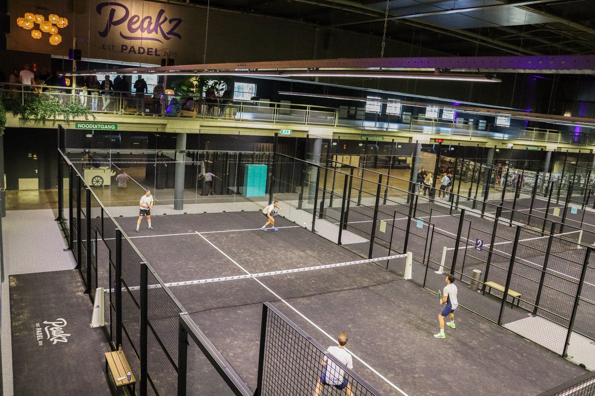 Afgelopen vrijdag was de officiële opening van Peakz Padel Eindhoven in het Beursgebouw, de nieuwe zwarte banen waren uiteraard ook weer van de partij. Een geslaagde avond met een hapje, drankje, DJ, en een prachtige demowedstrijd!
#opening #nieuwe #locatie #eindhoven #padel
