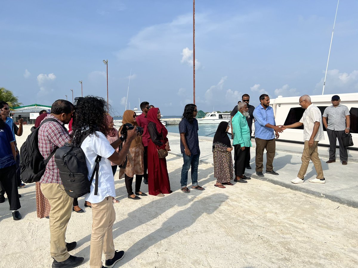 rashydahmed's tweet photo. ރައީސުލްޖުމްހޫރިއްޔާ އިބްރާހިމް މުހައްމަދު ޞާލިޙް އަމިއްލަ ދަތުރުފުޅެއްގައި ޅ. ހިންނަވަރައް ވަޑައިގަންނަވައިފި. 
މިދަތުރުފުޅުގައި ހިންނަވަރު ރައްޔިތުންދޭ ތަރާވީހެއްގައި ރައީސް ބައިބެރިވެ ވަޑައިގަންނަވާނެ. @governmentmv @ibusolih https://t.co/R8MwNAHAyZ