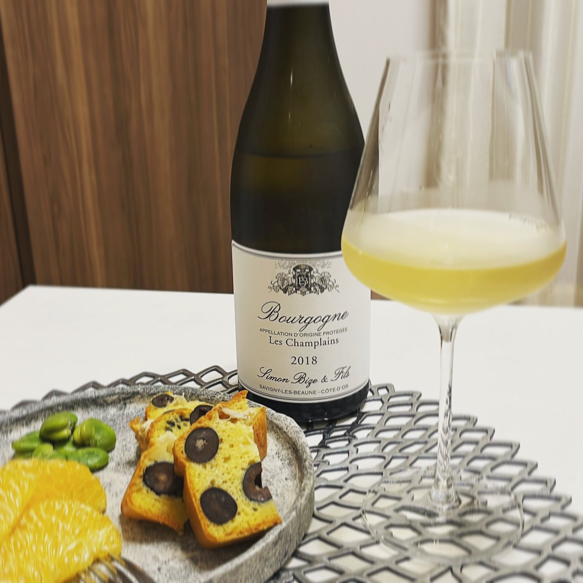 mirabelle1018's tweet photo. たまには家でワイン(ソムリエなんだし..)シモン・ビーズのブルゴーニュブランは割と好き。シャンプランは少しピノグリが入っている方。
#brougognewine #simonbize https://t.co/4gsypsQIj9