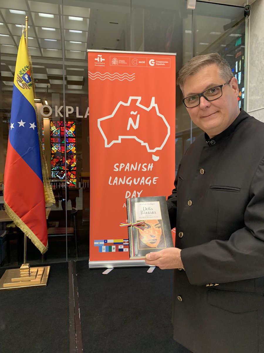 EmbaVenezAu's tweet photo. #NOTICIA | A propósito del día del idioma español a celebrarse el 23 de abril, la Embajada de #Venezuela en #Australia realiza un donativo a la Biblioteca Nacional de la novela Doña Bárbara del insigne autor venezolano Rómulo Gallegos. @CancilleriaVE @plasenciafelixr @dagasre https://t.co/yXxBfQTFe6