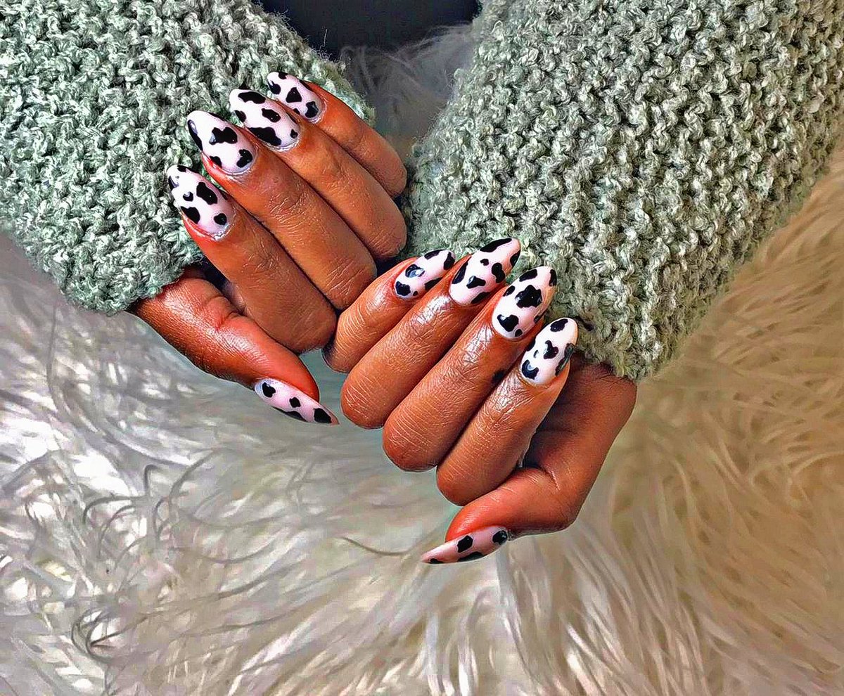 bspiritndlovu's tweet photo. How city girls send signals 😅

#GirlTalkZA #Lobola #nailart #cowprint #drip https://t.co/oZpscwEAIC