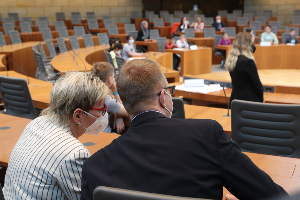 Landtag_NRW's tweet photo. #Vizepräsidentin Carina Gödecke hat sich mit dem Präsidenten des @AGH_Berlin, @Dennis_Buchner, über #Digitalisierung & Entwicklungen im #Egovernment ausgetauscht. Im Anschluss besuchten sie das #Osterferienprogramm für Kinder im #Plenarsaal. #Helene🦉
https://t.co/Gw7zrQy083 https://t.co/Y6eD5MawyE