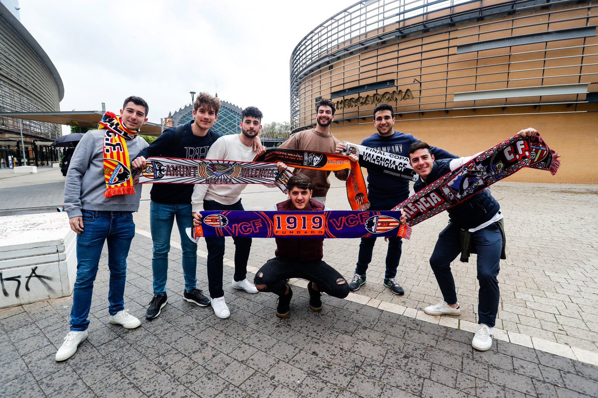 davidGonzalezAS's tweet photo. La afición valencianista ya viste de color balnquinegro Sevilla https://t.co/VLb84mXP0L