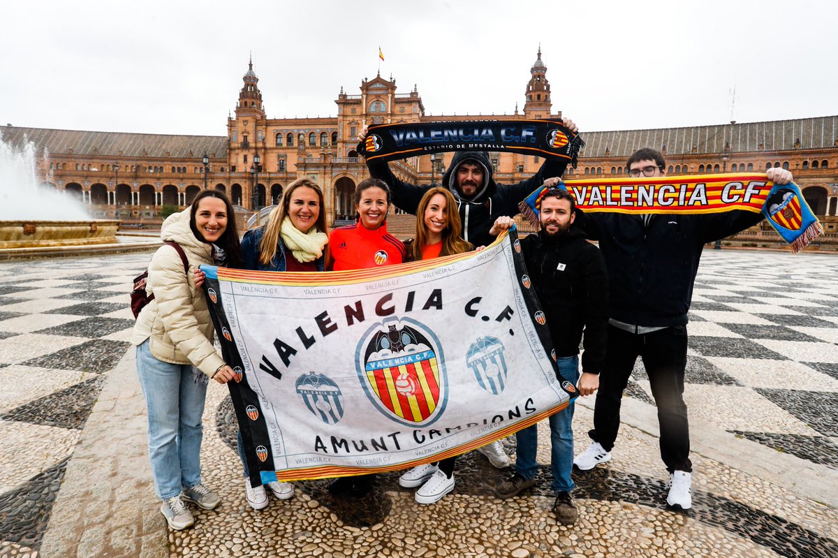 davidGonzalezAS's tweet photo. La afición valencianista ya viste de color balnquinegro Sevilla https://t.co/VLb84mXP0L