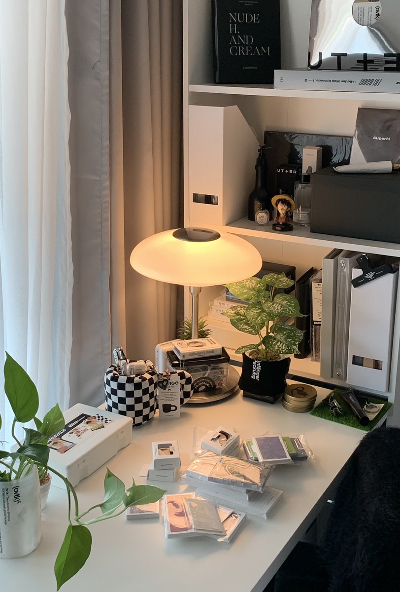 ilmurry's tweet photo. added some plants to my desk today https://t.co/QjT7SjfOej