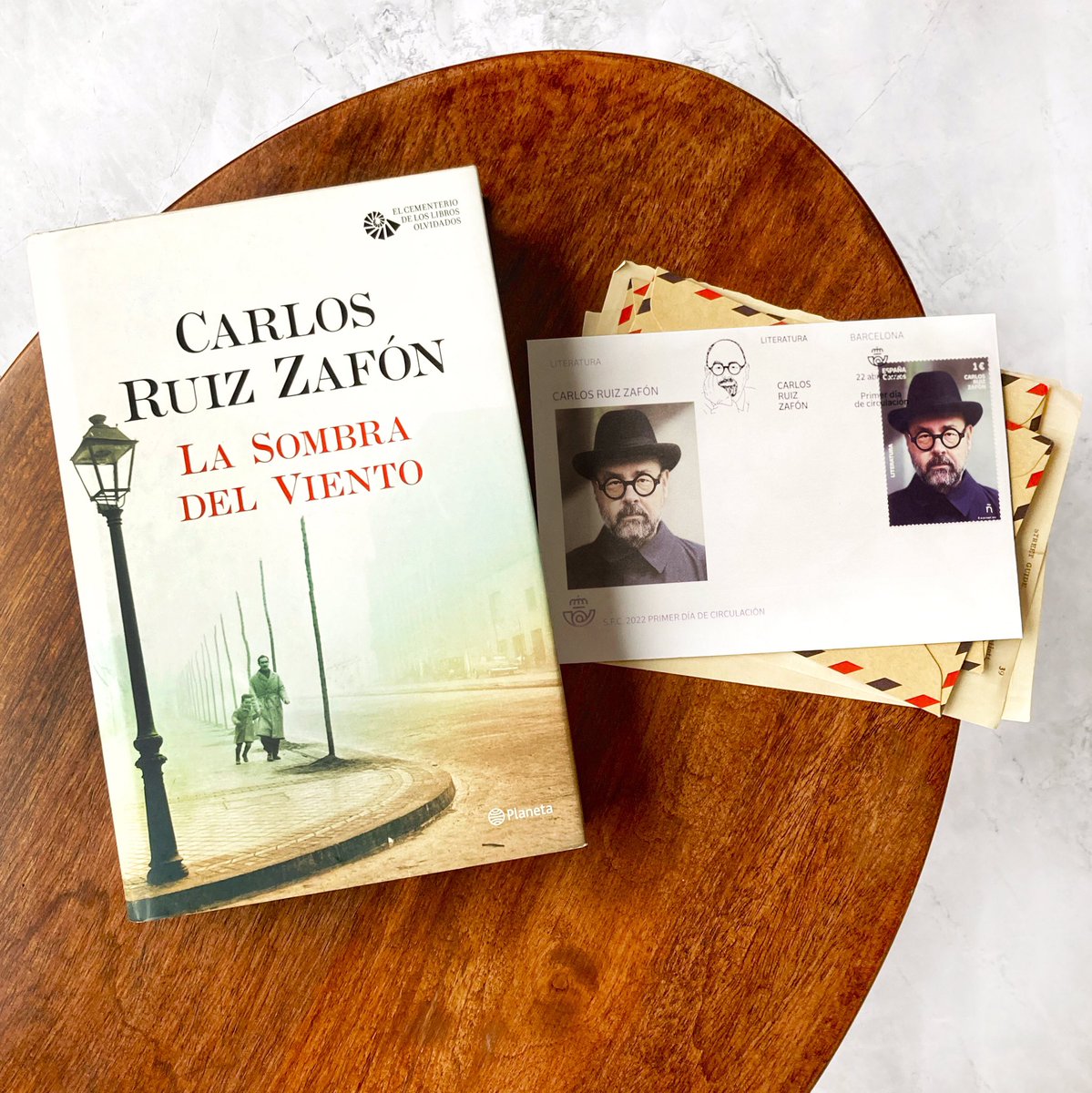 En el año 2020, nos dejó #CarlosRuizZafón. Sin embargo, su esencia permanece entre las páginas de sus libros y en el corazón de sus lectores.