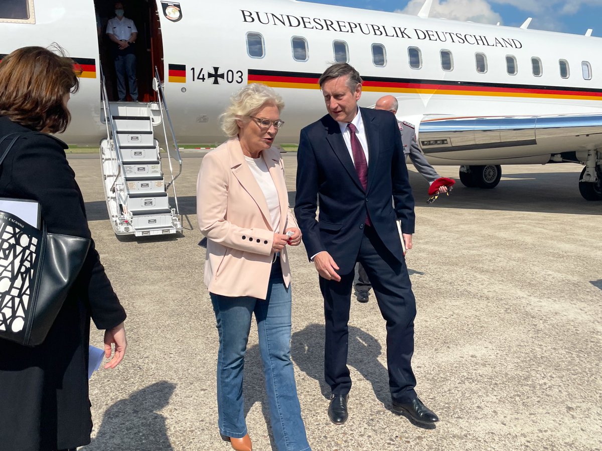 BMVg_Bundeswehr's tweet photo. Ministerin Lambrecht ist in den 🇳🇱. Mit ihrem Besuch bei den @InvictusGamesNL betont sie die Bedeutung der Spiele für die Athleten, deren Familien und Freunde auf ihrem langen Weg zurück in ein aktives Leben. In 2023 werden die @InvictusGamesDE in Düsseldorf gefeiert. https://t.co/BdUEVv3me7