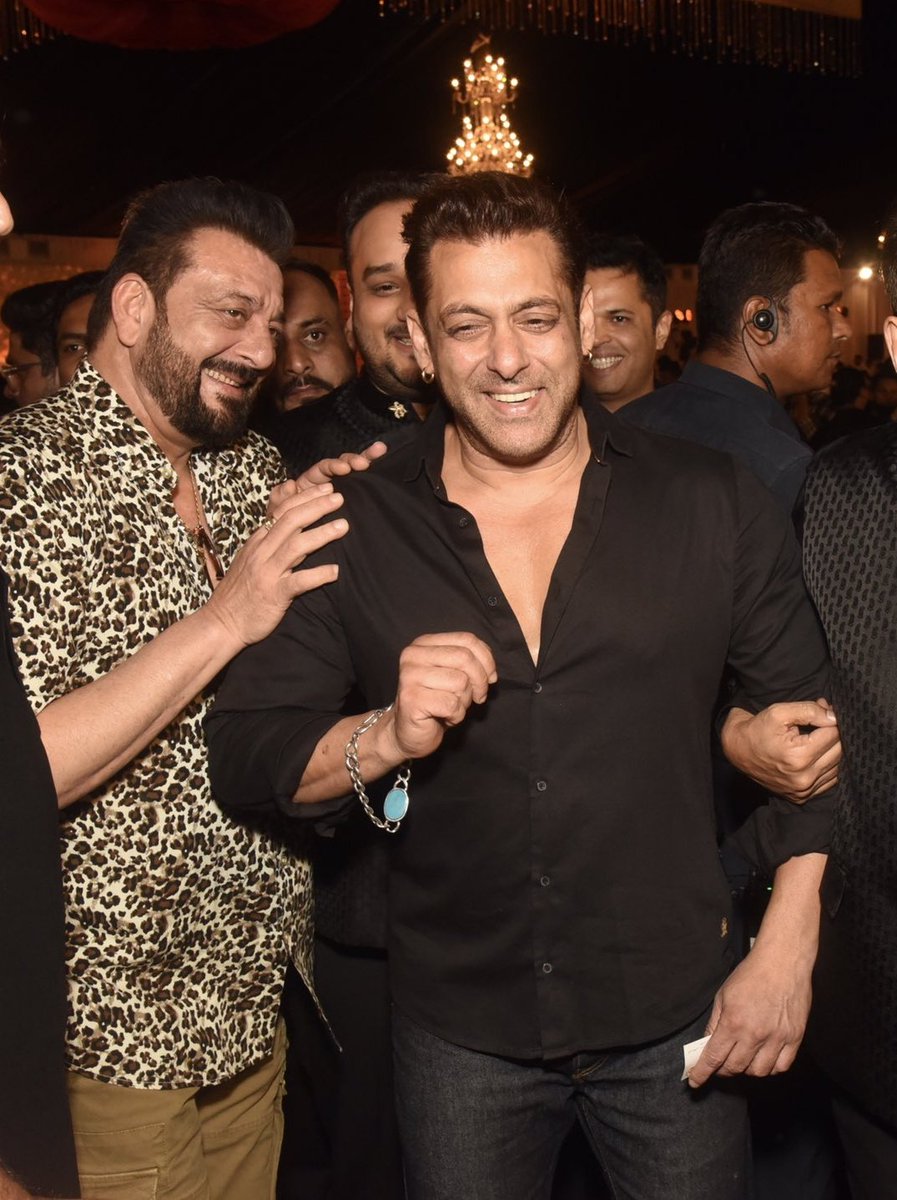 VishalRC007's tweet photo. Smile on the faces Bhai and Baba ❤ #SalmanKhan #SanjayDutt https://t.co/jV2hDyO0nu