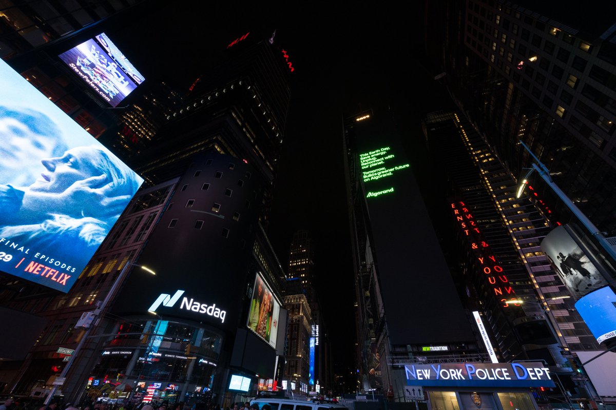 Algorand's tweet image. Last night, Times Square&apos;s major billboards went dark for #EarthDay22. Darkening @TimesSquareNYC, which is progressive in energy use, for 1 hour is roughly equivalent to the energy required to complete 350MILLION transactions on Algorand vs 6 transactions on 1st gen blockchain.👉