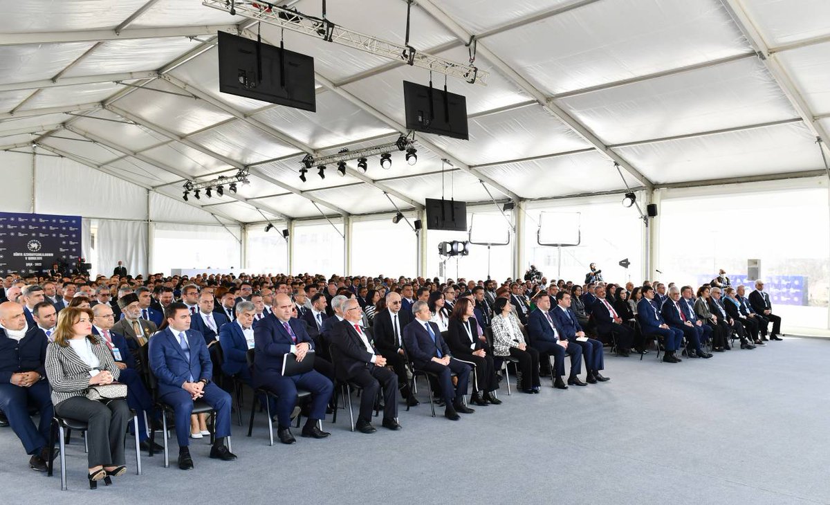 Aprelin 22-də #Şuşa şəhərində Dünya Azərbaycanlılarının V Qurultayı işə başlayıb. Azərbaycan Respublikasının Prezidenti <a href="/presidentaz/">Ilham Aliyev</a> İlham Əliyev tədbirdə çıxış edib.