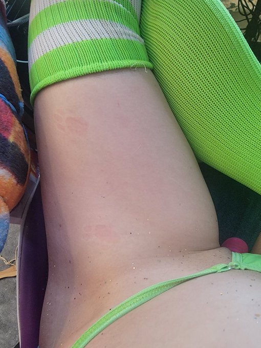 Blyss Steele 🎮🕹🐱 - Yuey paw prints on the thighs while streaming 😍 💕 🐱🐾 https://t.co/5qSA989ziv