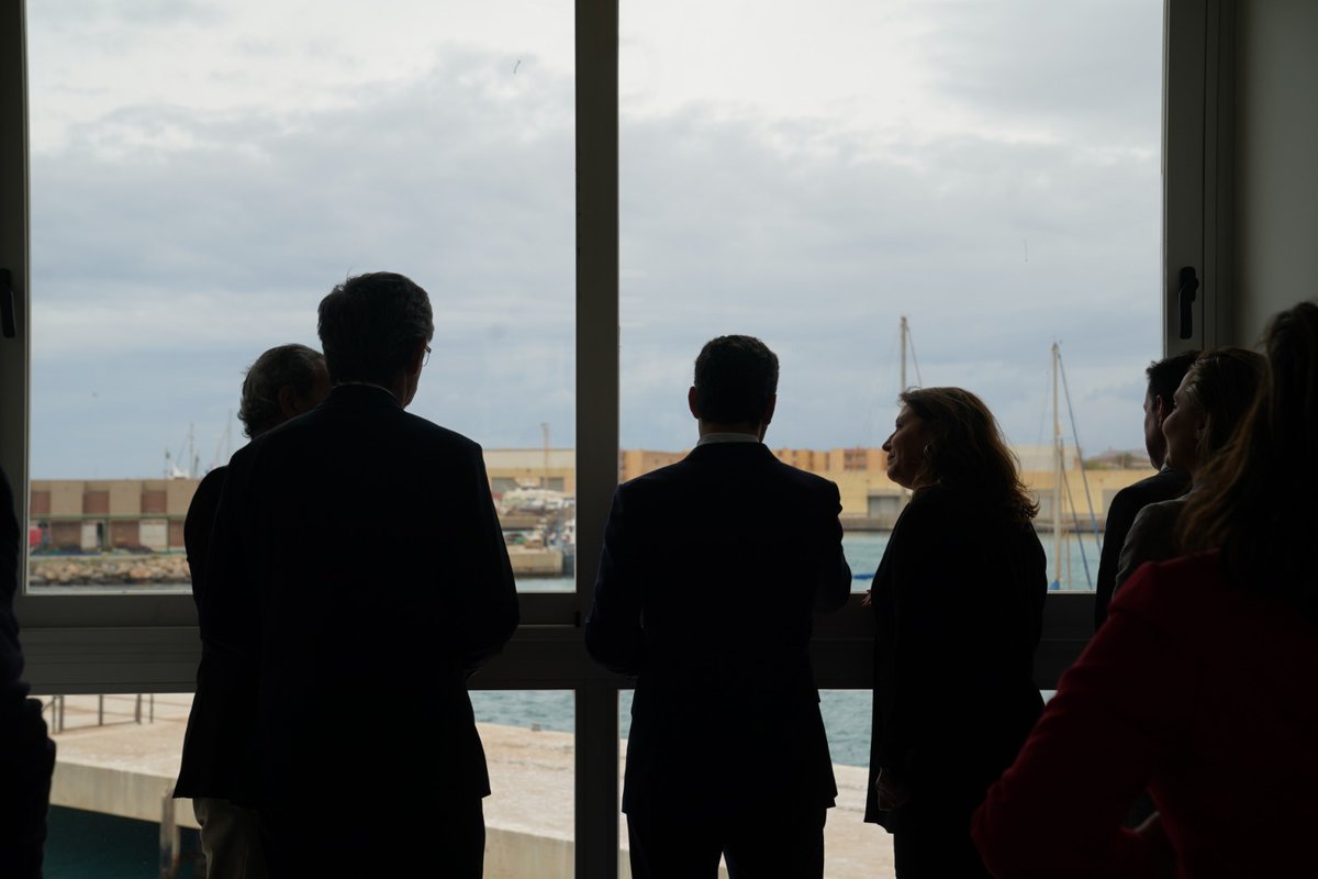 Los vecinos de Adra llevaban muchos años pidiendo mejoras en su puerto, y lo hemos hecho realidad.

Modernizamos la Lonja.
Unimos el puerto y el paseo con una pasarela peatonal.
Y tiene nueva zona de restauración.

Crea empleo y ya está integrado en la ciudad. #AndalucíaFunciona