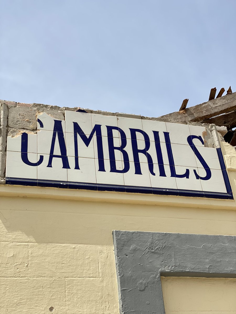 adria_sanchez's tweet photo. Bueeeeenu, pues ni mantenir el cartell de la @CambrilsEstacio han pogut a #Cambrils https://t.co/9NRu5jpk2g