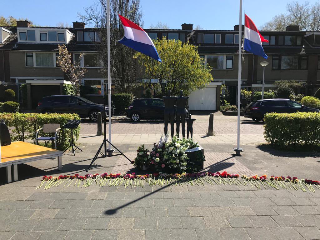 Met de kinderen van de Delftse Daltonschool krans gelegd bij het door de school geadopteerde verzetsmonument “Hun verzet, Onze vrijheid”. Mooie herdenkingsbijeenkomst met zang en gedichten. Oorlog in Oekraïne laat weer zien dat vrijheid en vrede niet vanzelfsprekend zijn #Delft