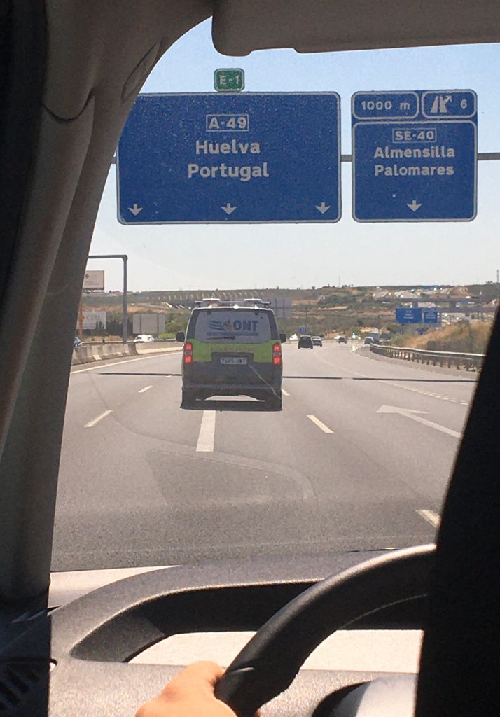 ONT_esp's tweet photo. En tren 🚄 avión ✈️ ambulancia 🚑… ¡e incluso en taxi 🚖! La red de #trasplantes se encarga de asegurar que todos los órganos lleguen a su destino en perfectas condiciones y sin nuestros colaboradores de #transporte no sería posible. Sois parte fundamental que #dejahuella ✨👣 https://t.co/la7IzTZal0