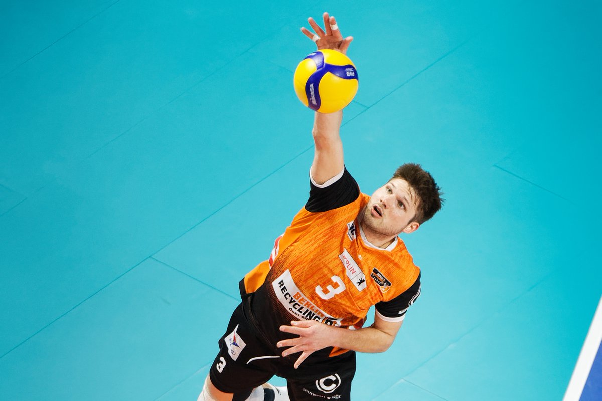 BRVolleys's tweet photo. Asse-Counter: 1⃣5⃣

So oft haben unsere Männer die Kasse in den zwei Finalspielen von der Aufschlaglinie schon klingeln lassen und das bedeutet = 1.500 € für die Nachwuchsprojekte auf der #BRCrowd 💰 https://t.co/PH8ZwZMNv2

#BRVolleys #zeichensetzen #assecounter https://t.co/NiPMBdl7eq