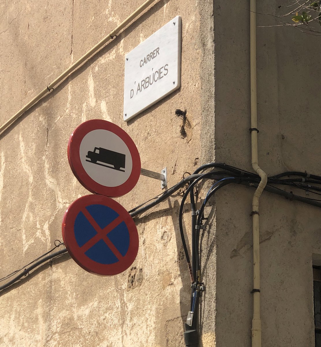 transitstandreu's tweet photo. Avui hem tingut canvi de senyals de #TransitSantAndreu al carrer Arbúcies, l’única via d’accés per la part alta de Sant Andreu des de Torras i Bages
Seguirem veient camions girar per aquesta cruïlla? SI
Serveix d’alguna cosa, @Lucia_MartinG @BCN_SantAndreu? NO
DISTRIBUCIÓ JA! https://t.co/9lbDe5X2JC