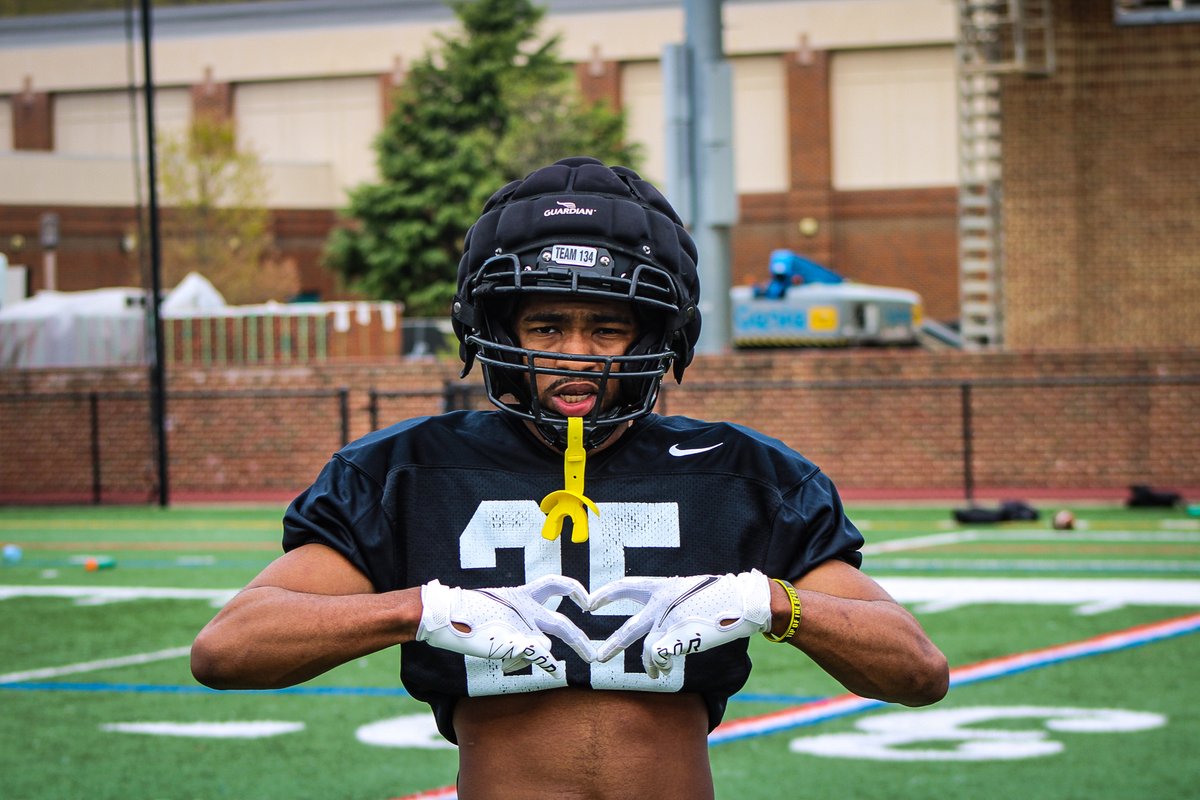 All love on this beautiful Friday morning 💛🖤 Stay tuned for a big announcement this afternoon 👀

BUILDANDFIGHT
