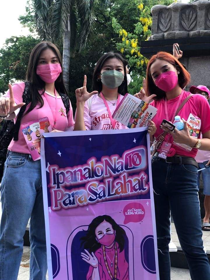 AvForLeniKiko's tweet photo. BABAE ang mananalo sa May 09, 2022 at mga BABAENG #Magaganda naman ang magpapanalo kay Leni-Kiko kaya samahan natin sila ipanalo ang laban para sa lahat 🌸

#AviatorsForLeniKiKo
#MagagandaForLeni
#LeniKiko2022
#KulayRosasAngBukas https://t.co/AZwztLWUhP
